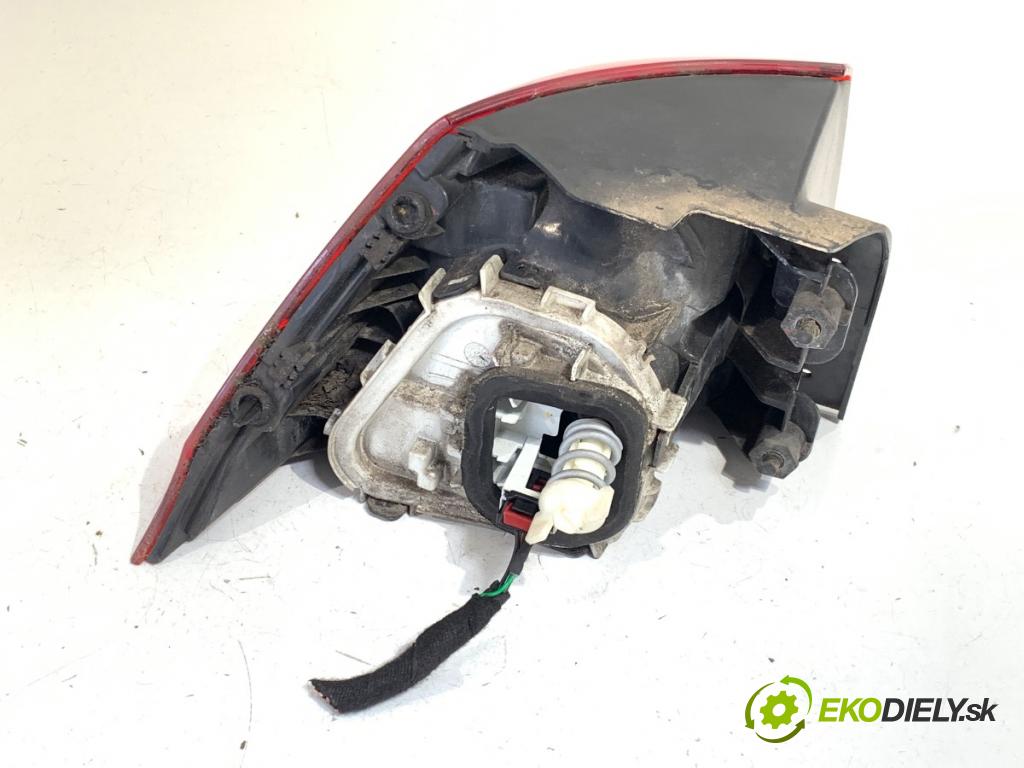 VW GOLF VII Kombi 2016 81 kW 1.6 TDI 1598 Svetlo pravy zad