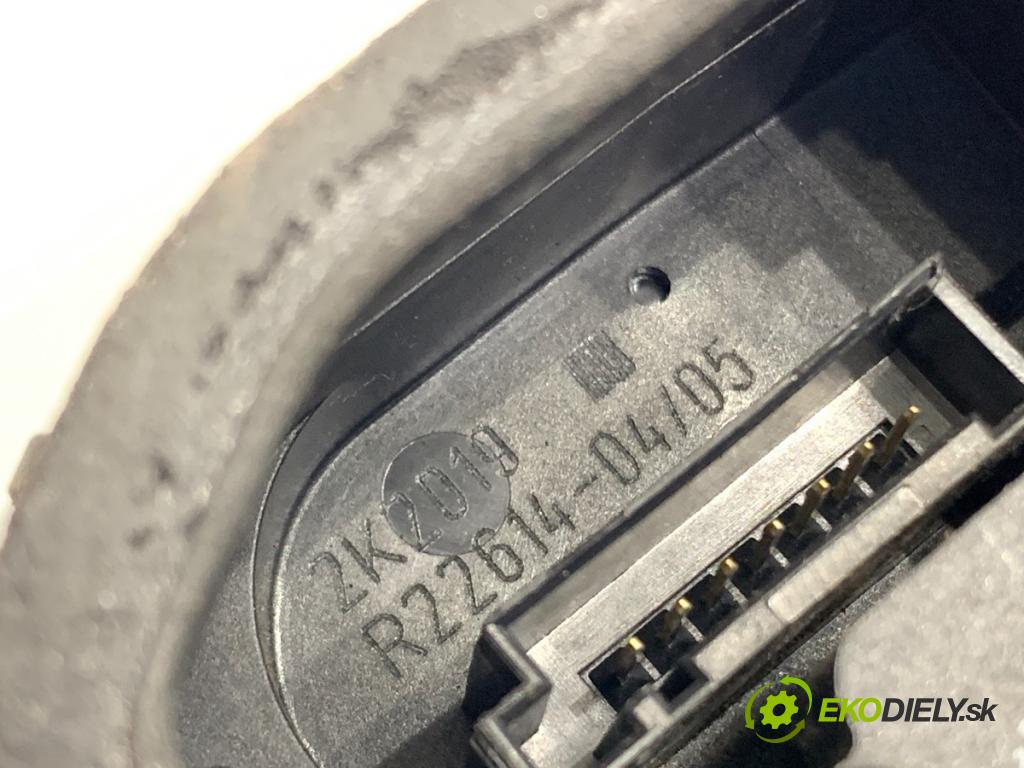 BMW E90 sedan 2006 120 kW 320 d 1995 zámok Dvere pravy zad 4389476