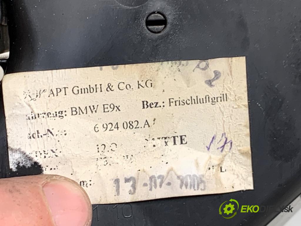 BMW E90 sedan 2006 120 kW 320 d 1995 mří topení přední část 6924082A