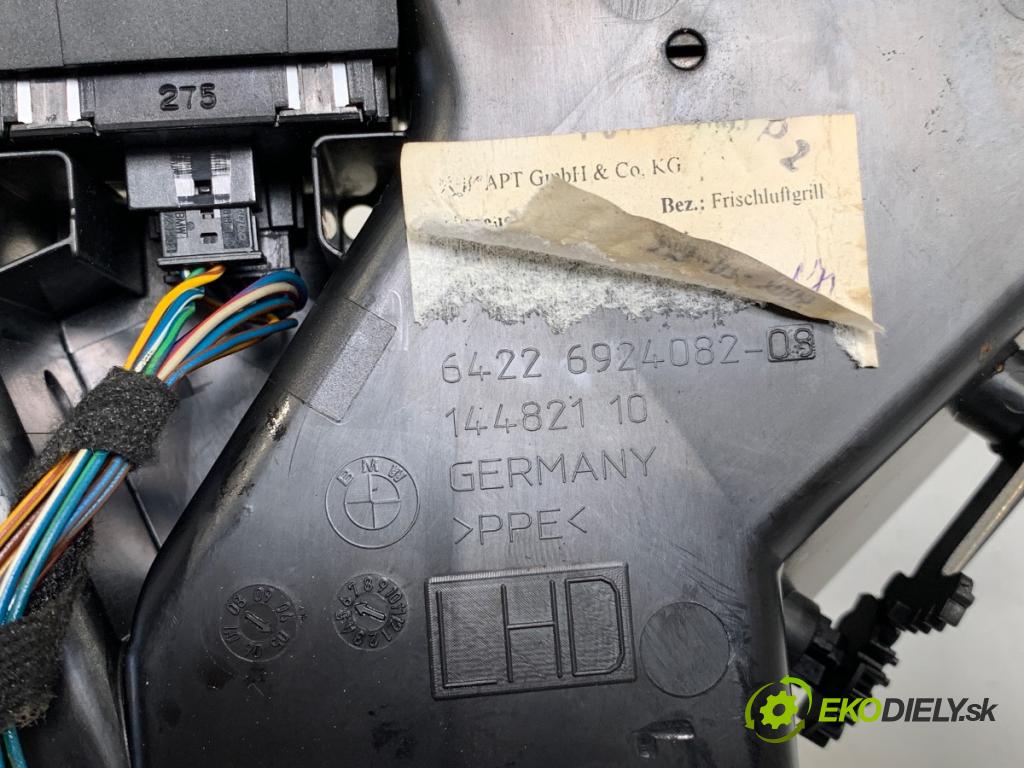 BMW E90 sedan 2006 120 kW 320 d 1995 mří topení přední část 6924082A
