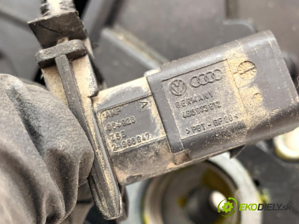 VW TRANSPORTER T5 Autobus 2009 96 kW 2.5 TDI 2461 zámok Dvere ľavy zad 7H0827201BA