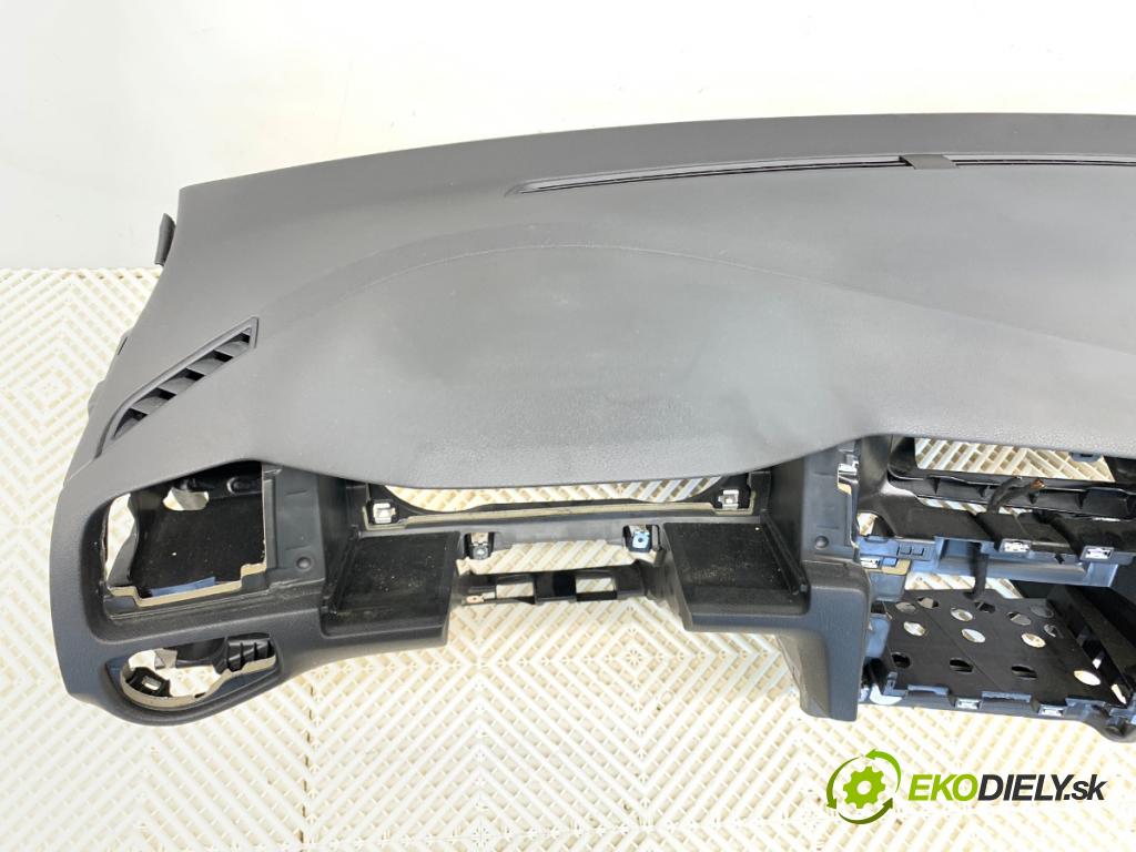 VW GOLF VII Kombi 2016 81 kW 1.6 TDI 1598 palubní doska POLŠTÁŘ: