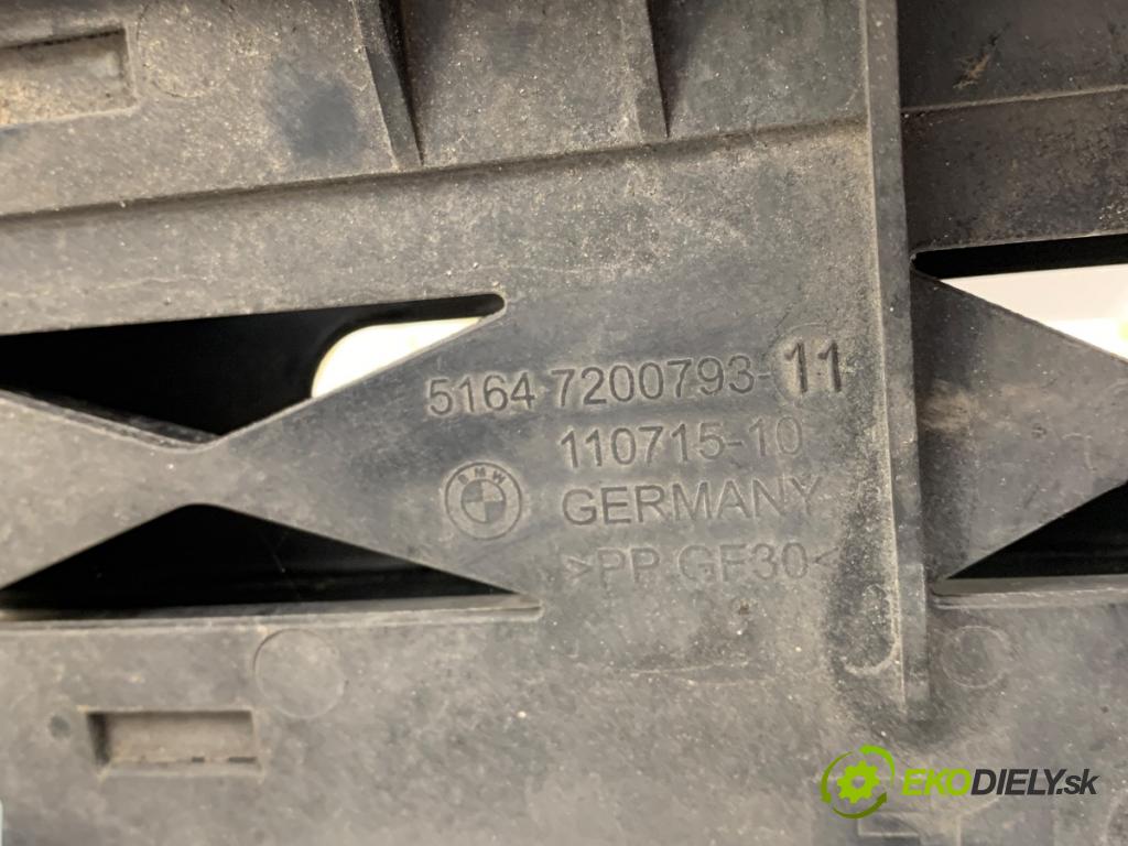 BMW F11 Kombi 2015 230 kW 535 d xDrive 2993 úchyt světla levý 7200793