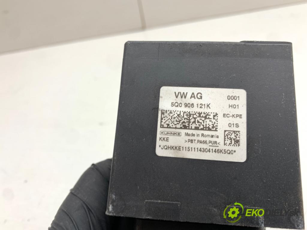 VW GOLF VII Kombi 2016 81 kW 1.6 TDI 1598 Modul pumpy paliva 5Q0906121K