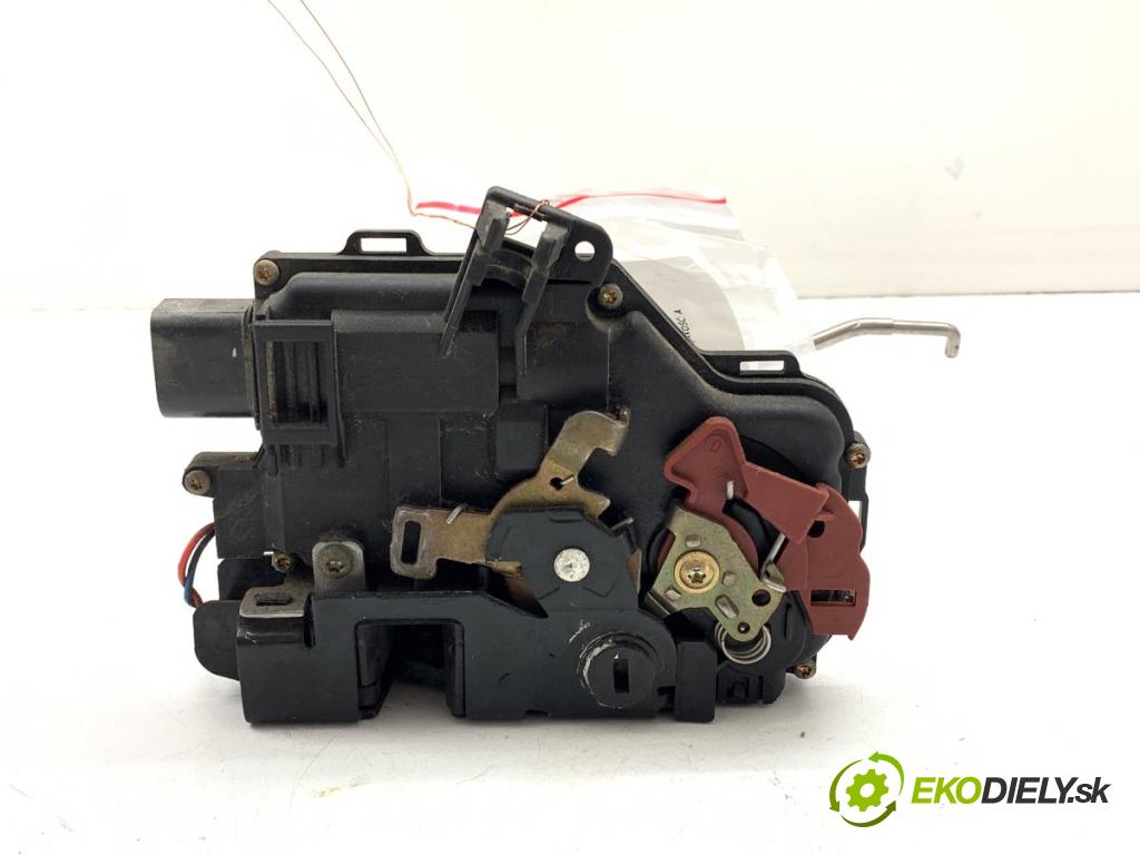 AUDI A4 B6 Kombi 2002 96 kW 1.9 TDI 1896 zámok Dvere pravy zad 8E0839016C