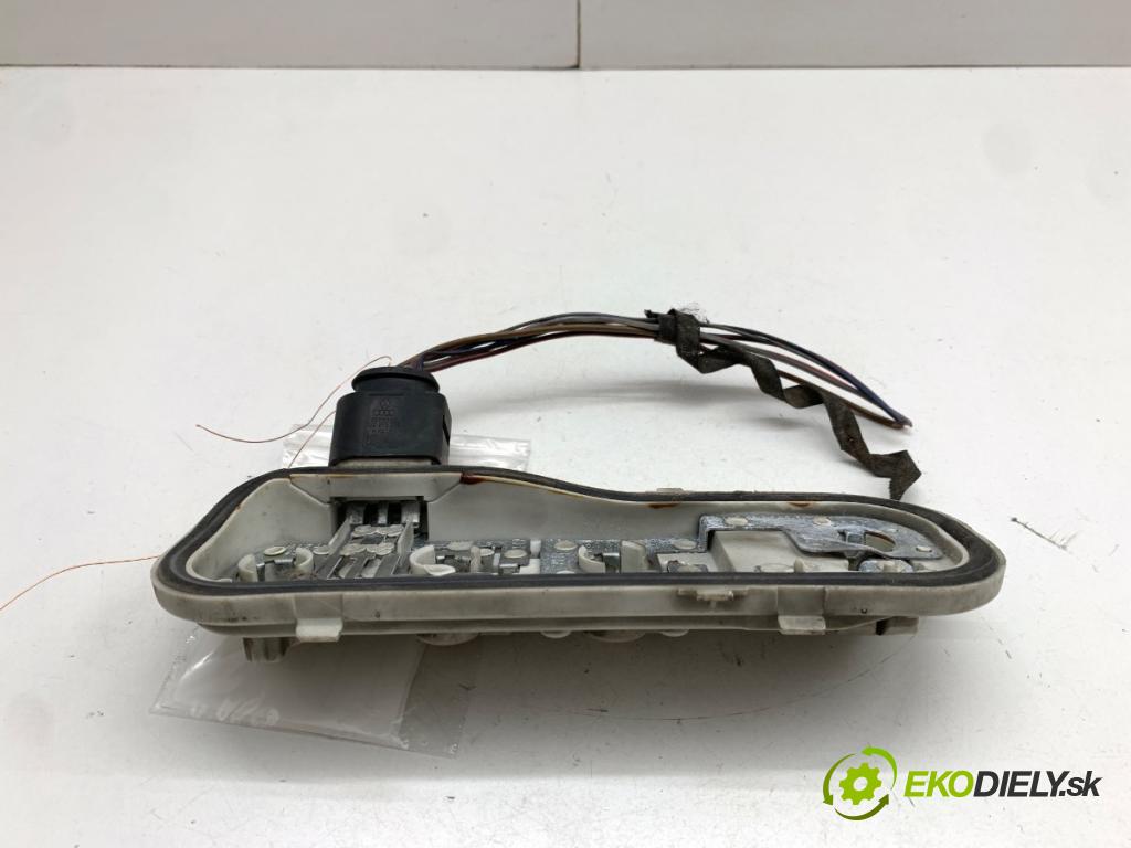 AUDI A4 B6 Kombi 2002 96 kW 1.9 TDI 1896 vložka svetla levý zadní část 8E9945257