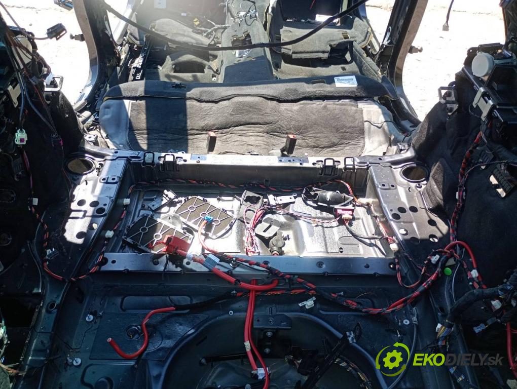 BMW F11 Kombi 2015 230 kW 535 d xDrive 2993 karoséria ČTVRŤÁK: Blatník prah strecha PODŁUŻNICA