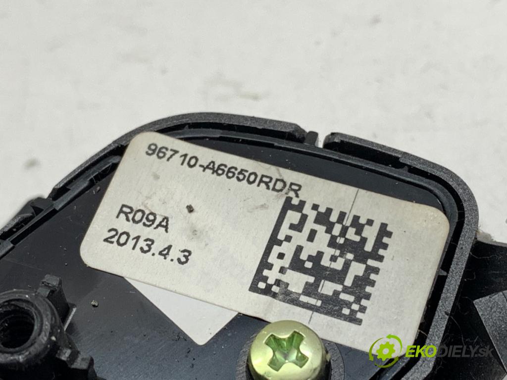 HYUNDAI i30 liftback 2013 81 kW 1.6 CRDi 1582 SPÍNAČE: volantu 96710-A6650