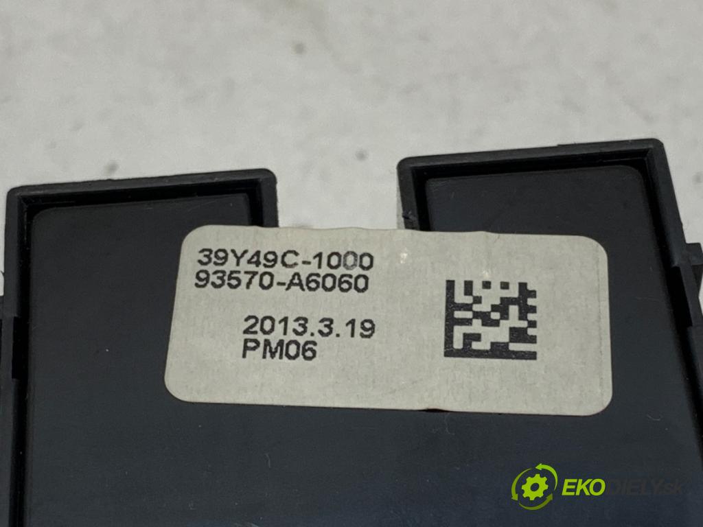 HYUNDAI i30 liftback 2013 81 kW 1.6 CRDi 1582 Prepínač okien 3753MA-2210 (Prepínacie páčky pod volantom)