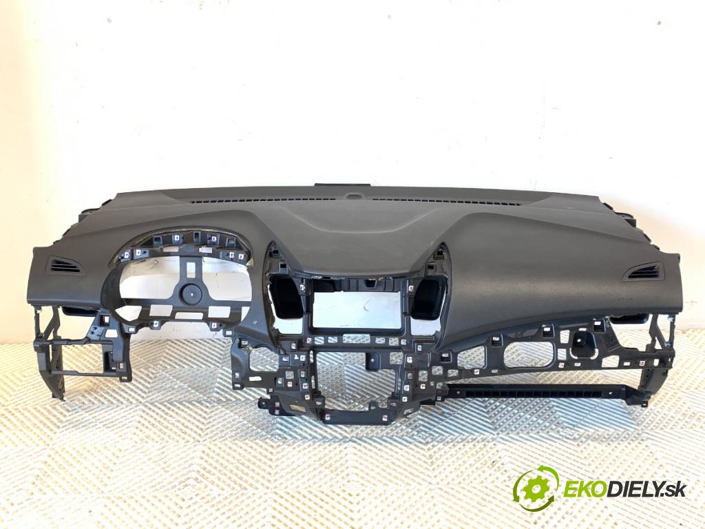 HYUNDAI i30 liftback 2013 81 kW 1.6 CRDi 1582 palubní doska  (Palubní deska)