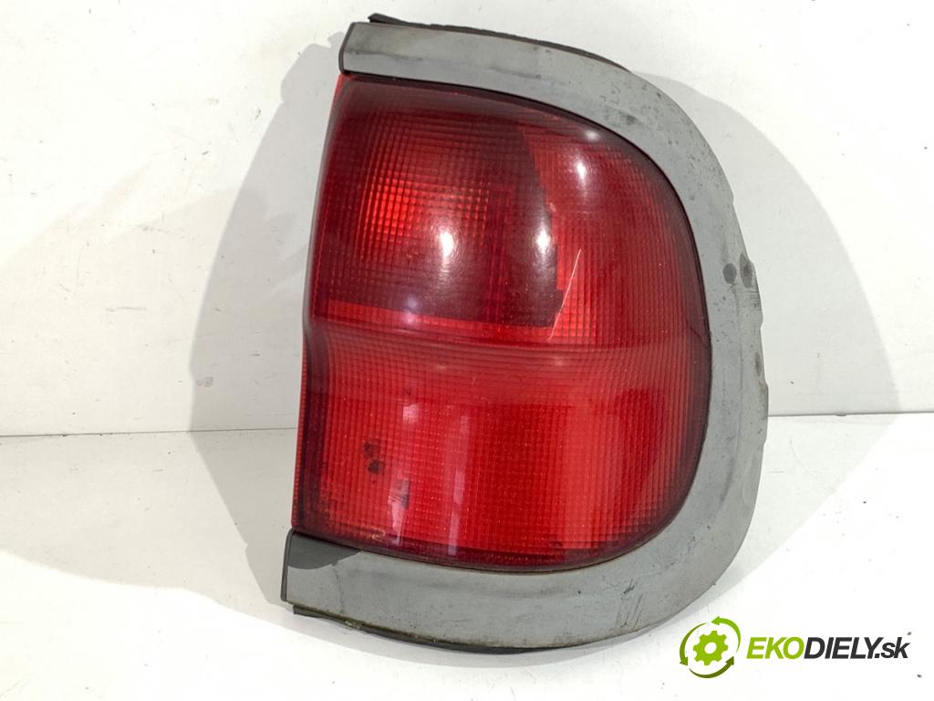 NISSAN TERRANO II samochód terenowy zamknięty 2000 92 kW 2.7 TDi 4WD 2664 Svetlo pravy zad 