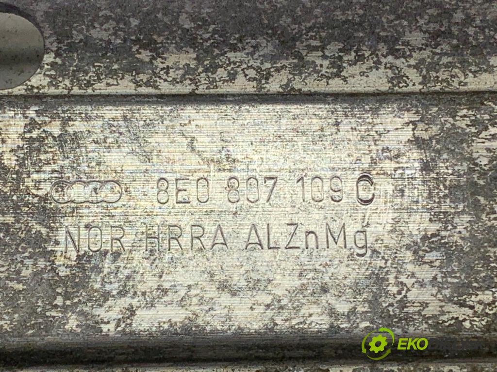 AUDI A4 B6 Kombi 2002 96 kW 1.9 TDI 1896 Výstuha nárazníka predný 8E0807109C (Výstuha predná)