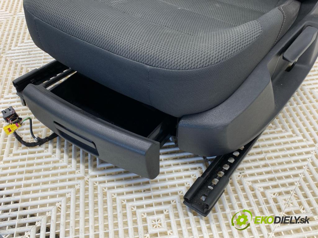 VW GOLF VII liftback 2013 110 kW 2.0 TDI 1968 Sedadlo ľavy predný