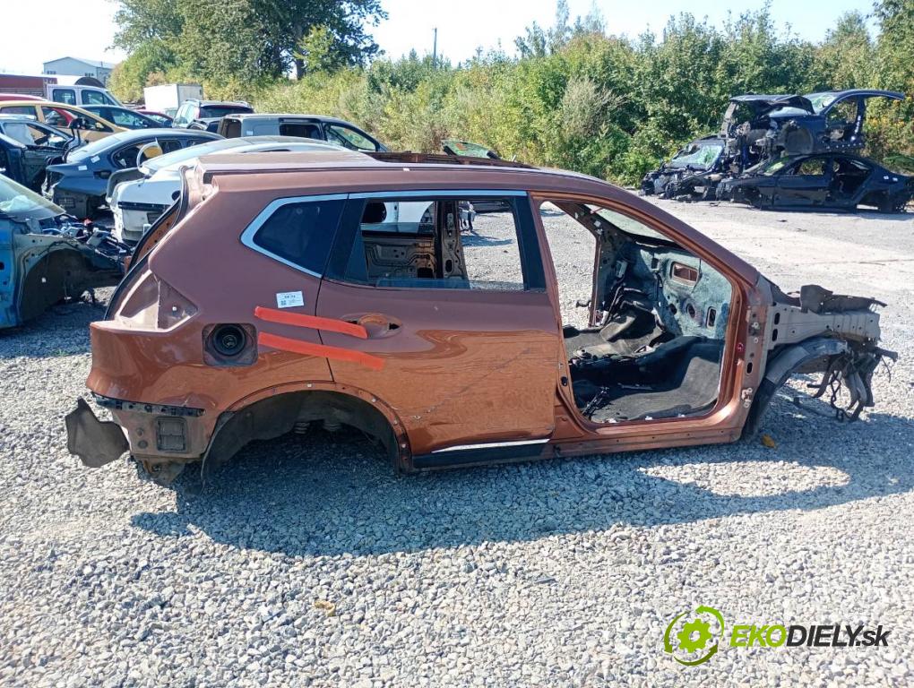 NISSAN X-TRAIL T32 SUV 2015 120 kW 1.6 DIG-T (T32) 1618 karoséria ČTVRŤÁK: Blatník prah strecha PODŁUŻNICA 