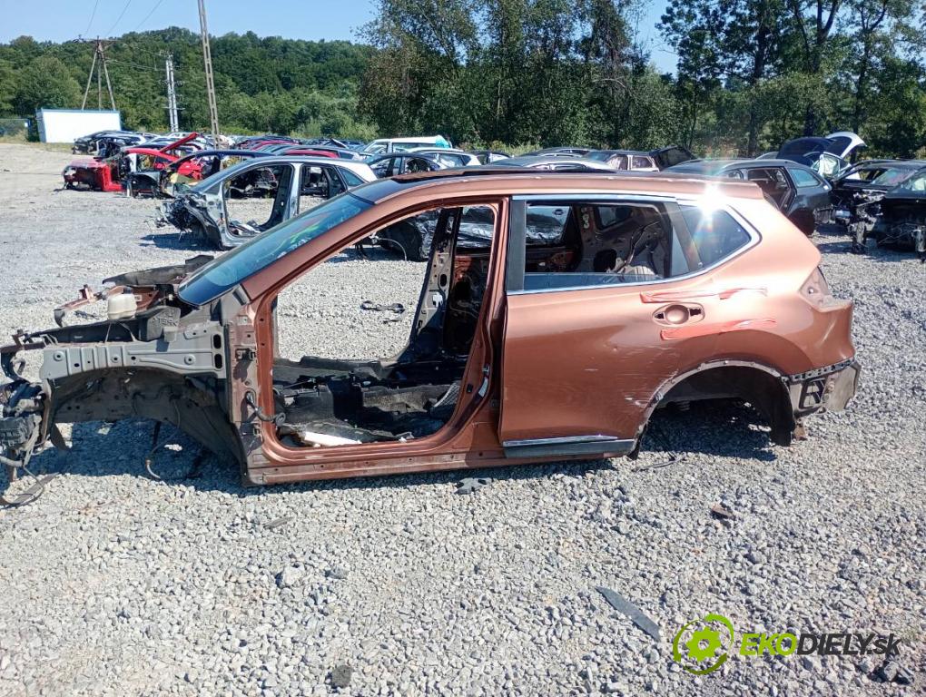 NISSAN X-TRAIL T32 SUV 2015 120 kW 1.6 DIG-T (T32) 1618 karoséria ČTVRŤÁK: Blatník prah strecha PODŁUŻNICA