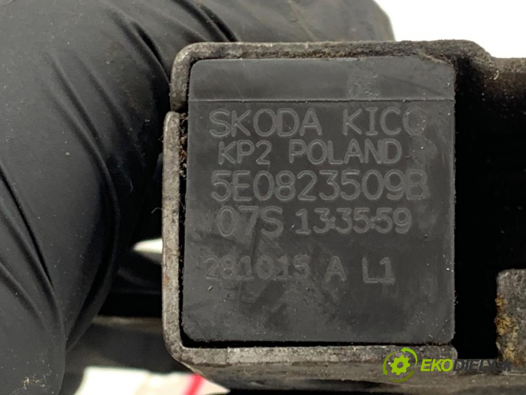 SKODA OCTAVIA III Kombi 2015 110 kW 2.0 TDI 1968 zámok kapoty přední část 5E0823509B