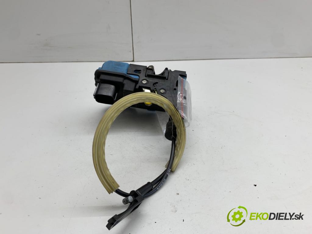 VOLVO XC90 I SUV 2003 154 kW 2.5 T AWD 2497 zámok Dvere pravy predný