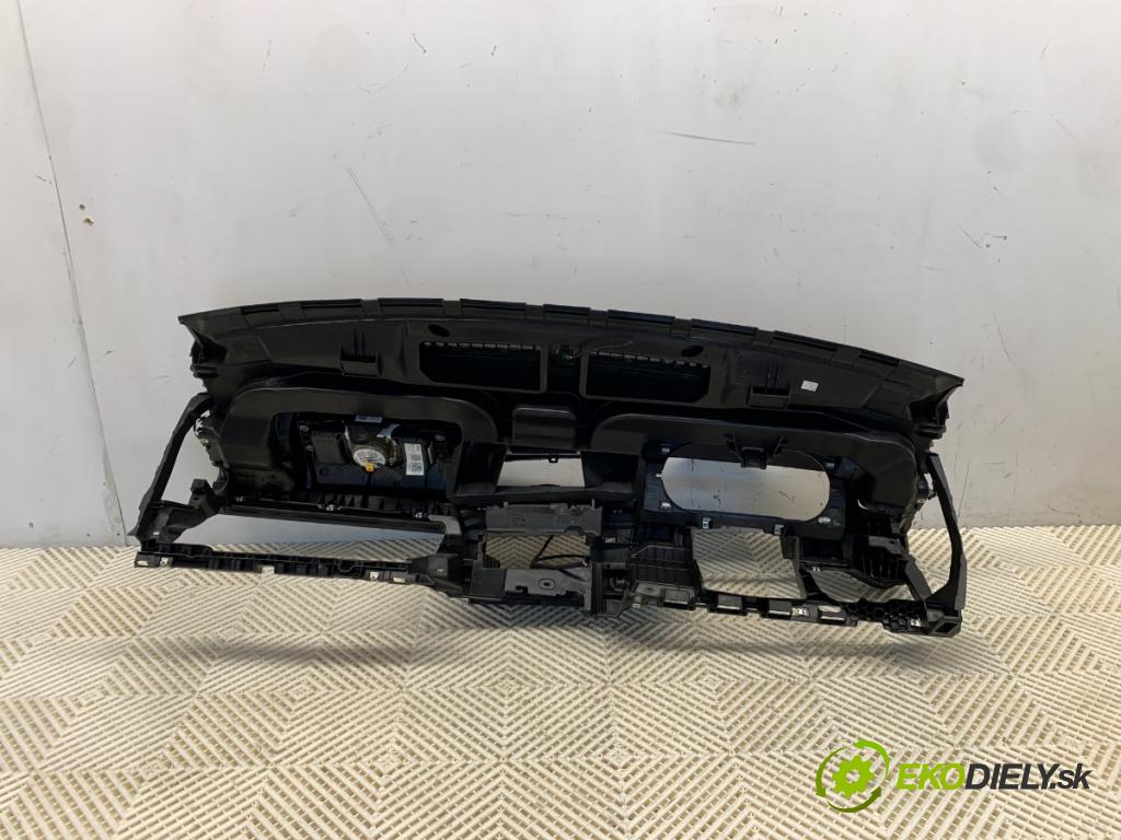 VW GOLF VII liftback 2013 110 kW 2.0 TDI 1968 palubní doska POLŠTÁŘ: spolujezdce