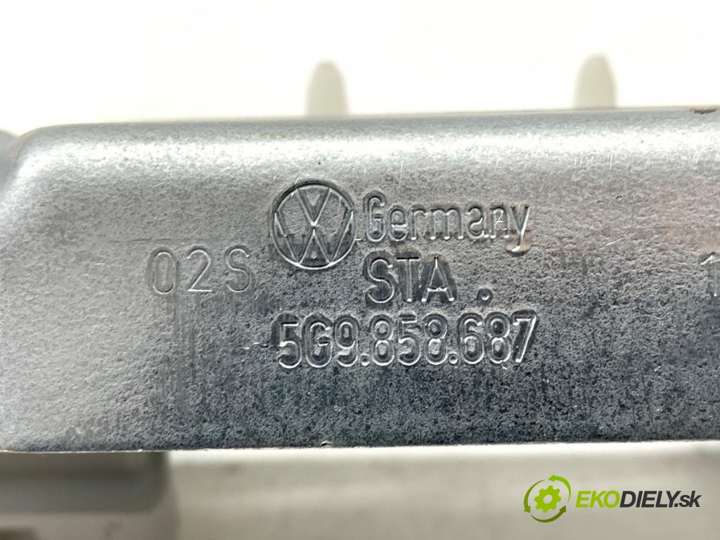 VW GOLF VII Kombi 2020 85 kW 1.6 TDI 1598 Rúčka čalunenie zad pravá 5G9858687