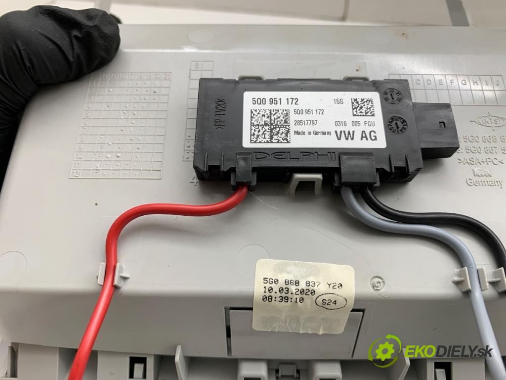VW GOLF VII Kombi 2020 85 kW 1.6 TDI 1598 Priehradka, kastlík na skla 5G0868837
