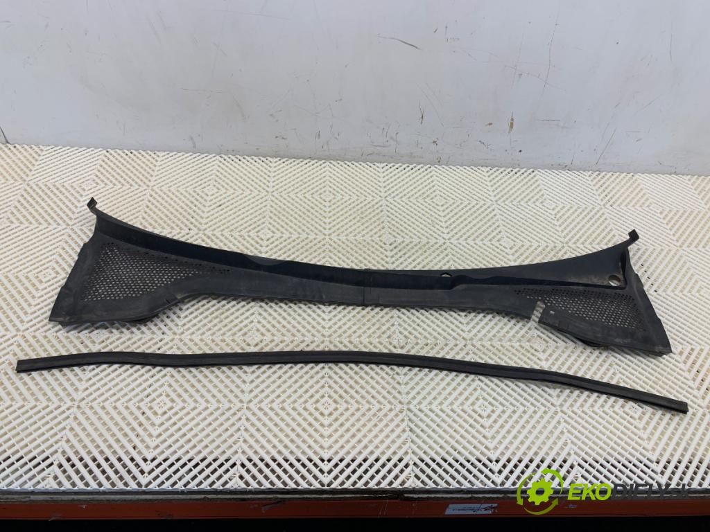 VW GOLF VII Kombi 2020 85 kW 1.6 TDI 1598 torpédo plast pod čelní okno 5G1819404B 5G1819403B (Plast pod čelním sklem)
