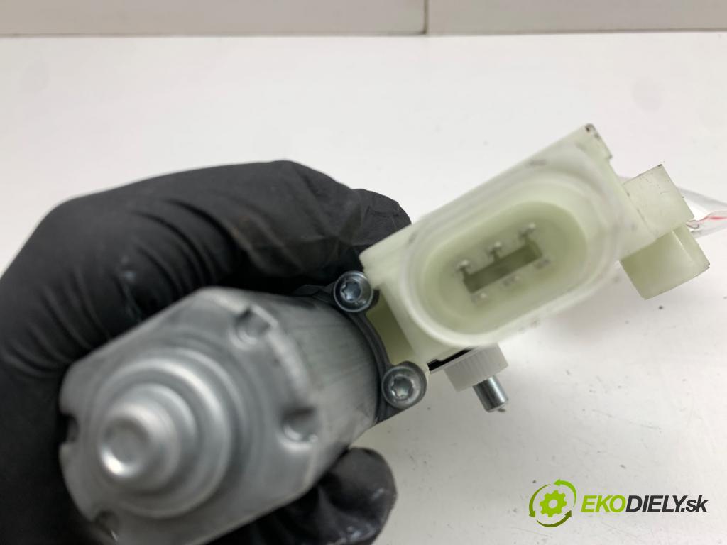 BMW G02 SUV 2024 265 kW M40 i xDrive 2998 Motor sťahovania okna ľavy zad 5A5C895