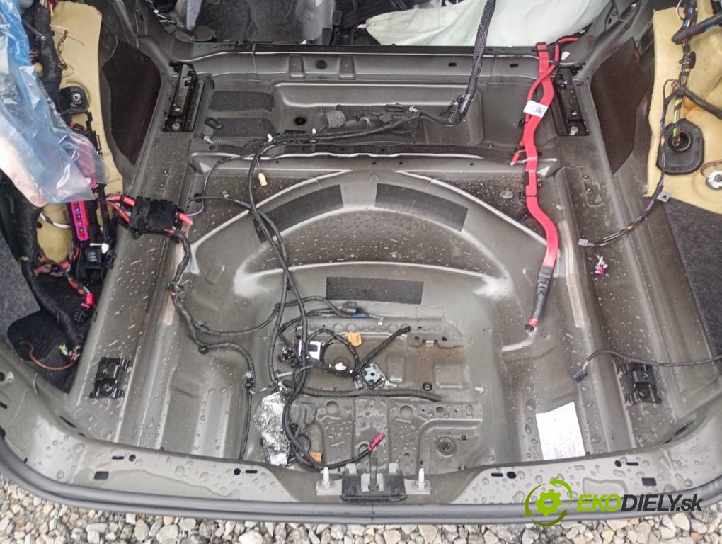 AUDI A4 B9 Kombi 2017 140 kW 2.0 TDI quattro 1968 KAROSERIA ČTVRŤÁK blatník práh střecha PODŁUŻNICA