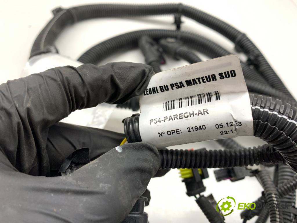 PEUGEOT 408 II liftback 2024 96 kW PureTech 130 (FPHNST) 1199 káblovačka PDC zadní část 9853711780