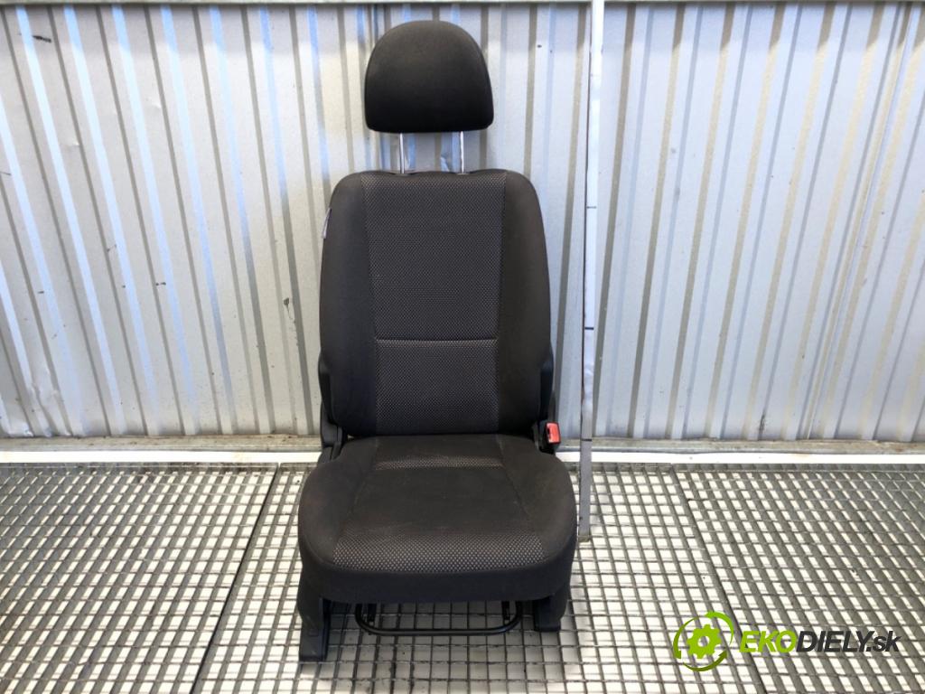 KIA SPORTAGE II SUV 2007 104 kW 2.0 i 16V 1975 sedadlo pravý přední část 