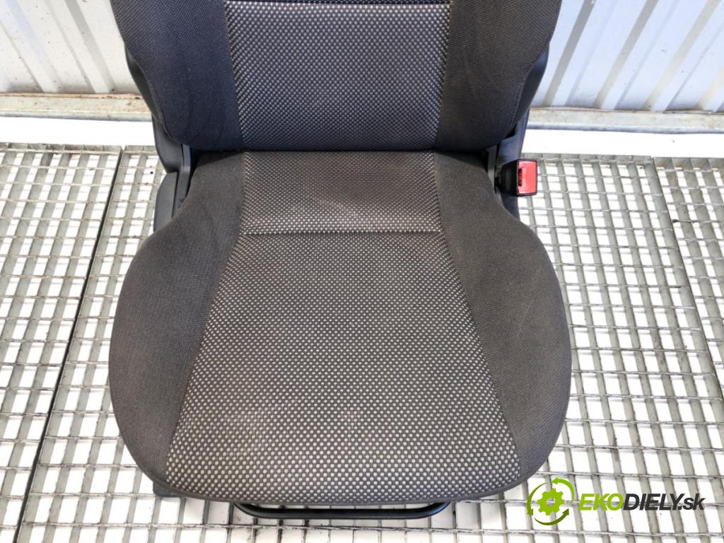 KIA SPORTAGE II SUV 2007 104 kW 2.0 i 16V 1975 sedadlo pravý přední část