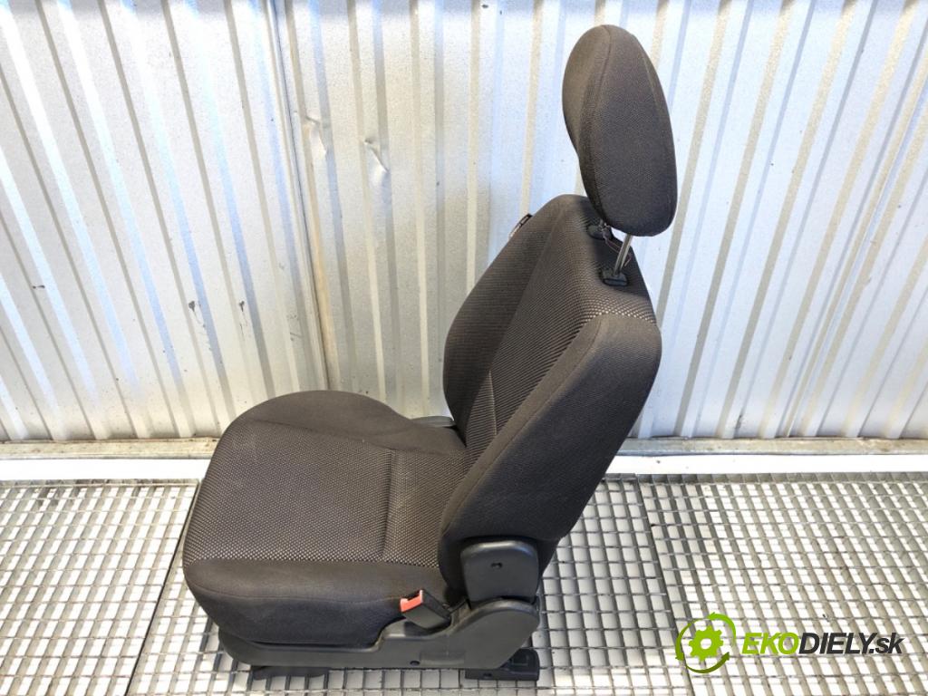 KIA SPORTAGE II SUV 2007 104 kW 2.0 i 16V 1975 sedadlo pravý přední část