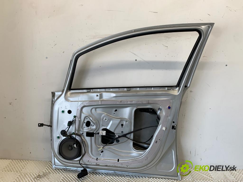 OPEL CORSA E liftback 2015 55 kW 1.4 (08) 1398 dveře pravý přední část