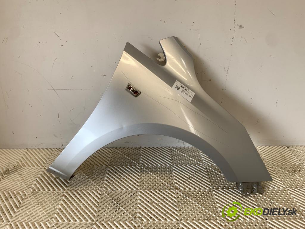 OPEL CORSA E liftback 2015 55 kW 1.4 (08) 1398 blatník pravý přední část 