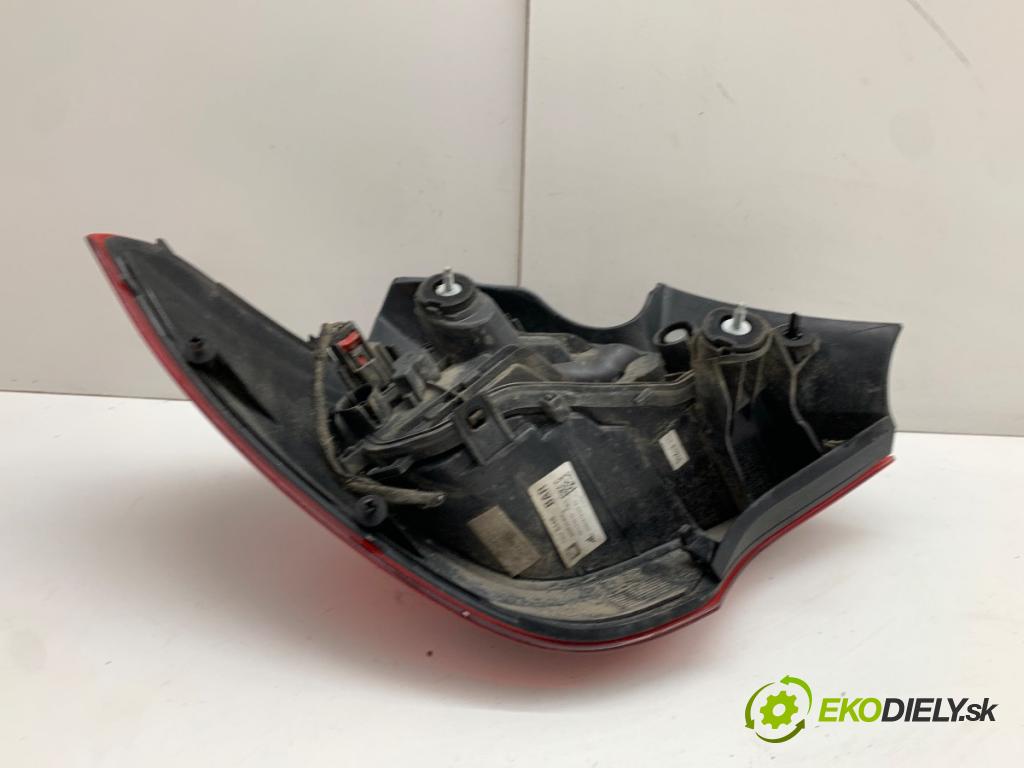 OPEL CORSA E liftback 2015 55 kW 1.4 (08) 1398 Svetlo pravy zad 13428448