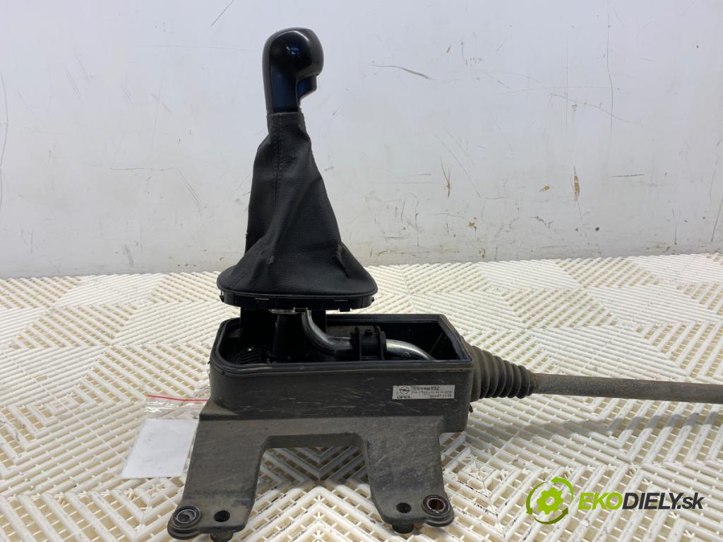 OPEL CORSA E liftback 2015 55 kW 1.4 (08) 1398 Kulisa 55559132 (Rýchlostná páka (kulisa))