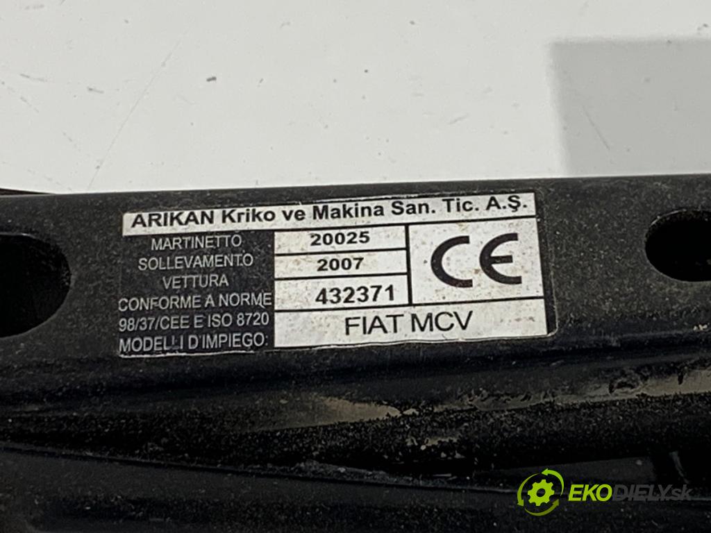 PEUGEOT BIPPER Nadwozie pełne/minivan 2011 55 kW 1.3 HDi 75 1248 Súprava náradia 51883060
