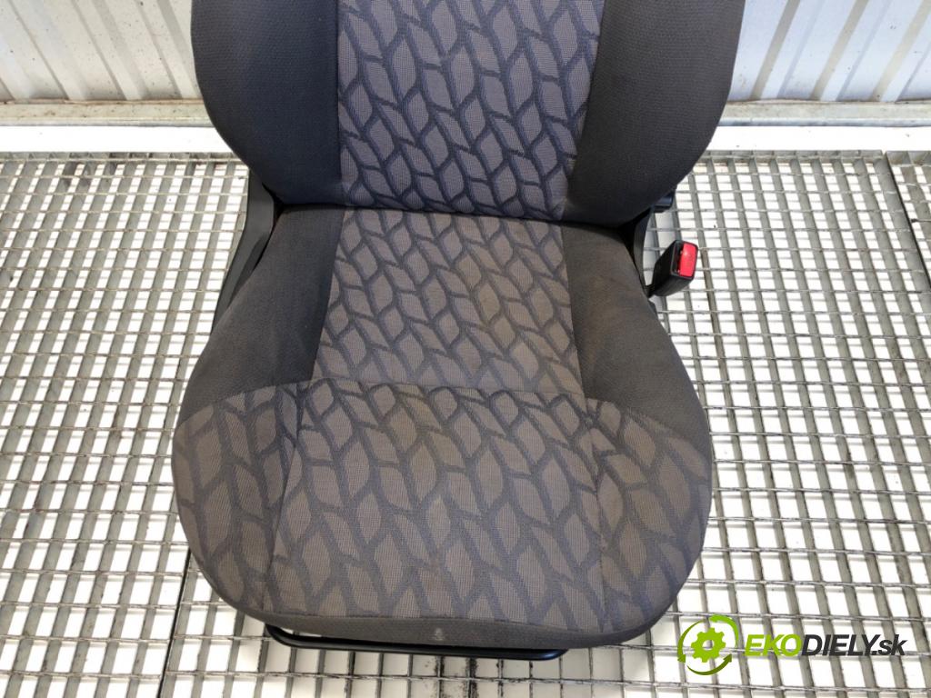 MITSUBISHI PAJERO PININ I samochód terenowy zamknięty 2002 95 kW 2.0 GDI (H67W, H77W) 1999 Sedadlo pravy predný
