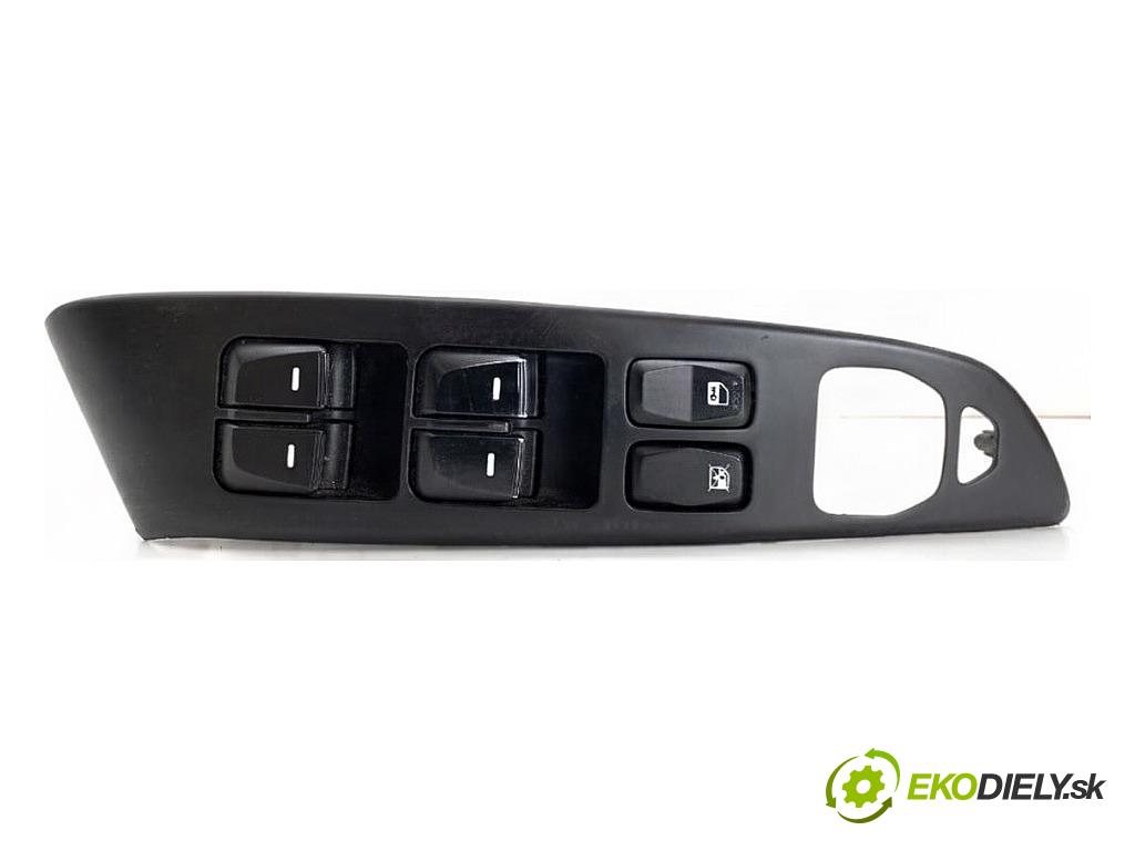 HYUNDAI ix35 SUV 2013 85 kW 1.7 CRDi 1685 Prepínač okien 93570-2Y0109P (Prepínacie páčky pod volantom)