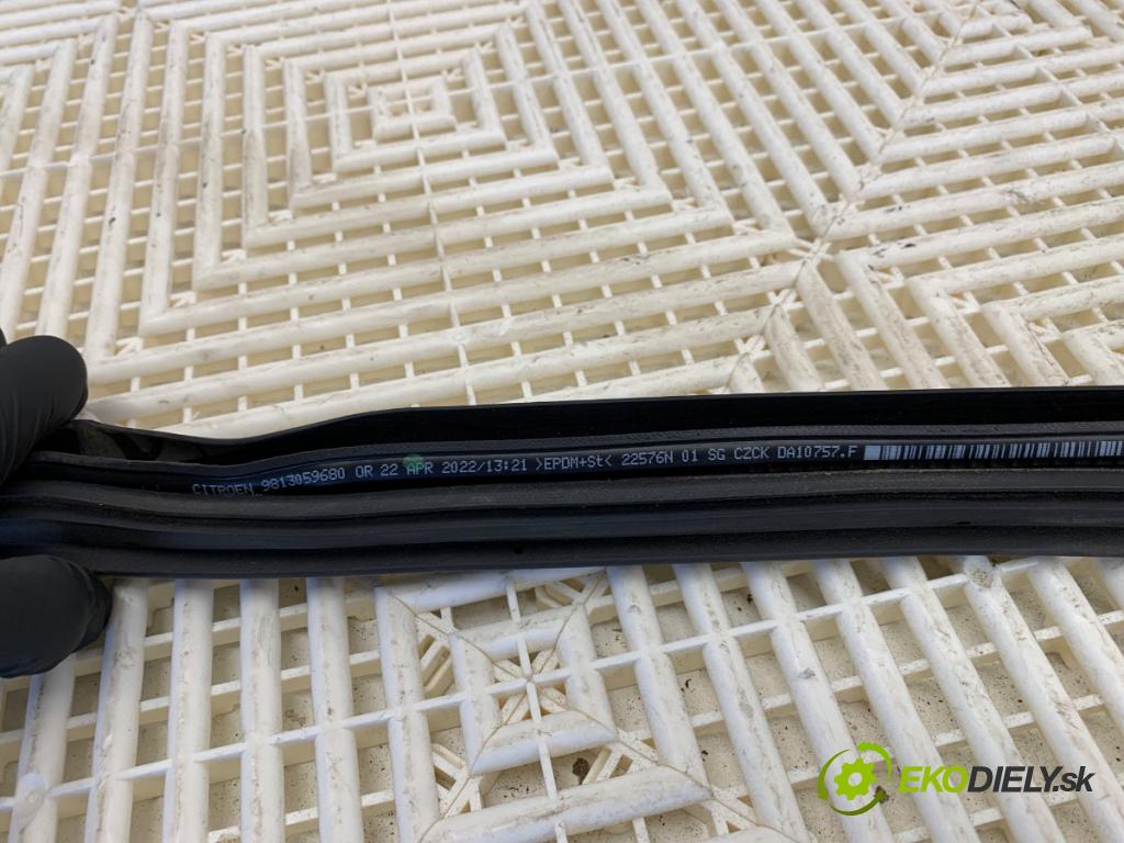CITROEN C3 III liftback 2022 61 kW 1.2 PureTech 82 1199 tesnenie Dvere pravy zad 9813059680