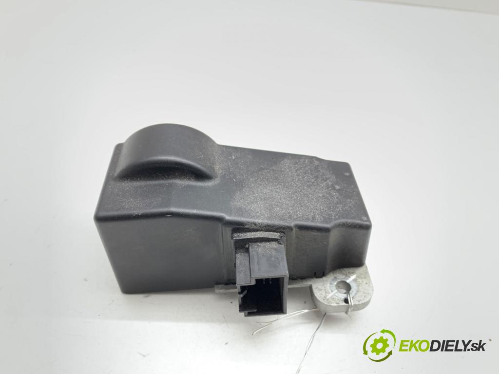 VW PASSAT B6 sedan 2010 103 kW 2.0 TDI 16V 1968 blokáda volantu 3C0905861H (Riadenie ostatné)