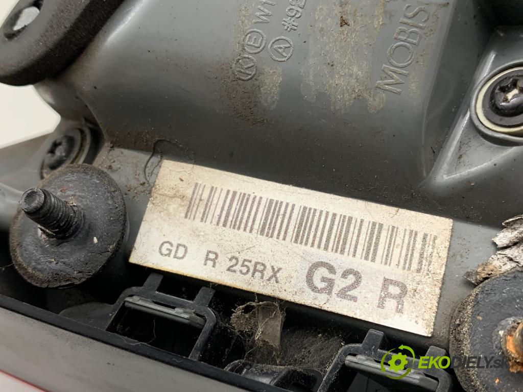 HYUNDAI i30 liftback 2013 73 kW 1.4 1396 světlo pravý zadní část vnitřní