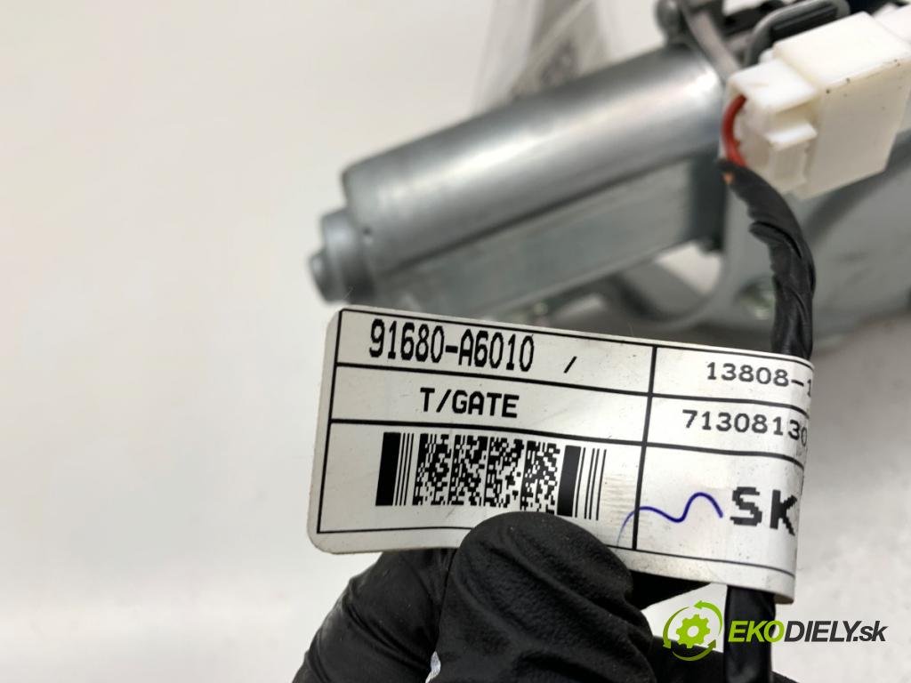 HYUNDAI i30 liftback 2013 73 kW 1.4 1396 Motor stieračov zad 98700-A5000