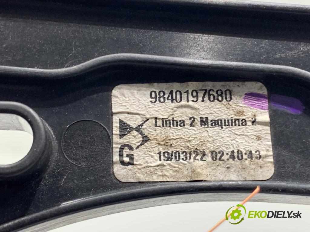 DS DS 7 SUV 2022 133 kW PureTech 180 (J45GFU) 1598 mechanismus okna levý přední část 9840197680