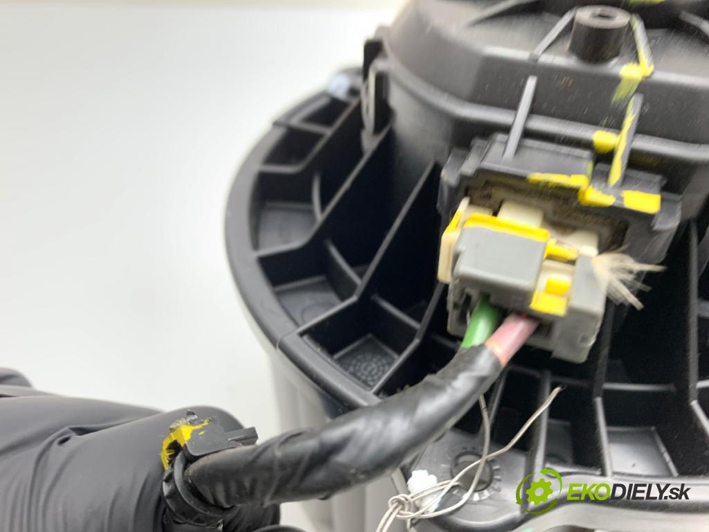 HYUNDAI i30 liftback 2013 73 kW 1.4 1396 ventilátor kúrenia F00S3B2474