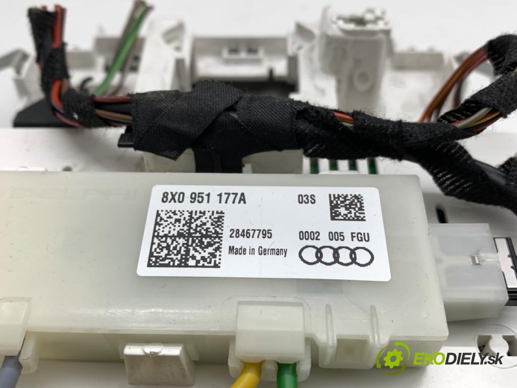 AUDI Q3 I SUV 2017 110 kW 2.0 TDI 1968 světlo stropní 8X0951177A