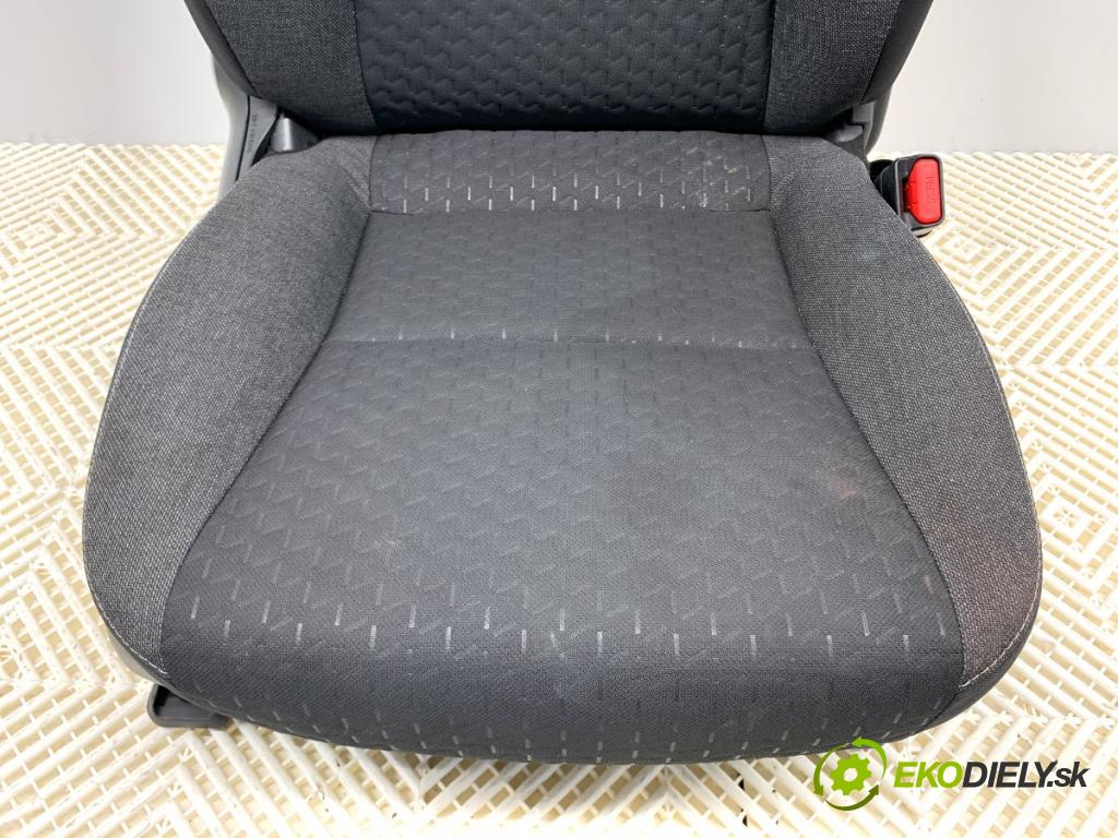 TOYOTA YARIS IV SUV 2024 68 kW 1.5 Hybrid (MXPJ10) 1490 sedadlo pravý přední část