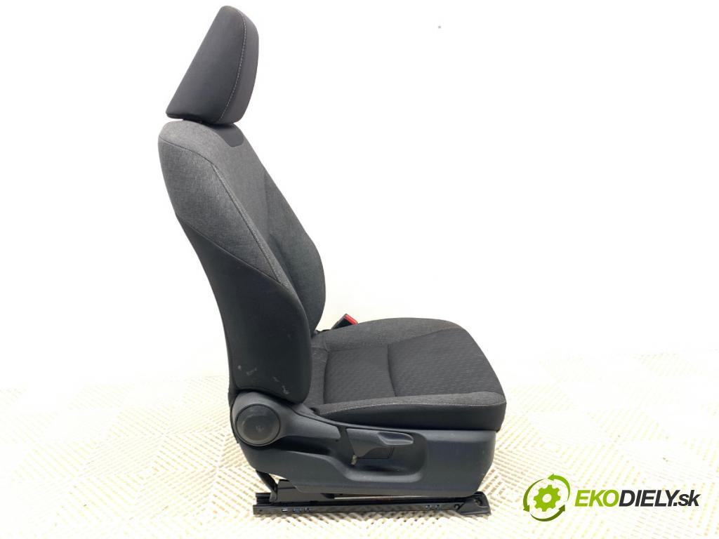 TOYOTA YARIS IV SUV 2024 68 kW 1.5 Hybrid (MXPJ10) 1490 sedadlo pravý přední část