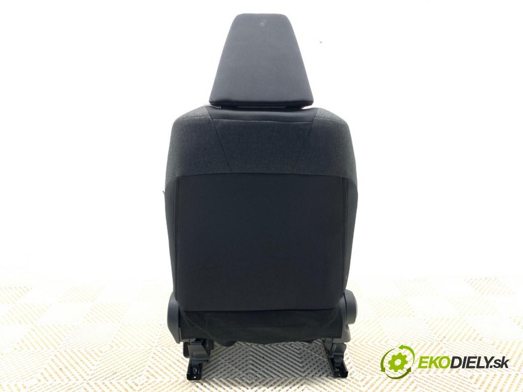 TOYOTA YARIS IV SUV 2024 68 kW 1.5 Hybrid (MXPJ10) 1490 sedadlo pravý přední část