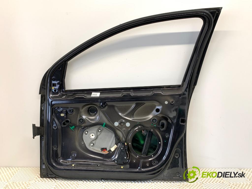 VW GOLF V liftback 2003 85 kW 1.6 FSI 1598 dveře pravý přední část