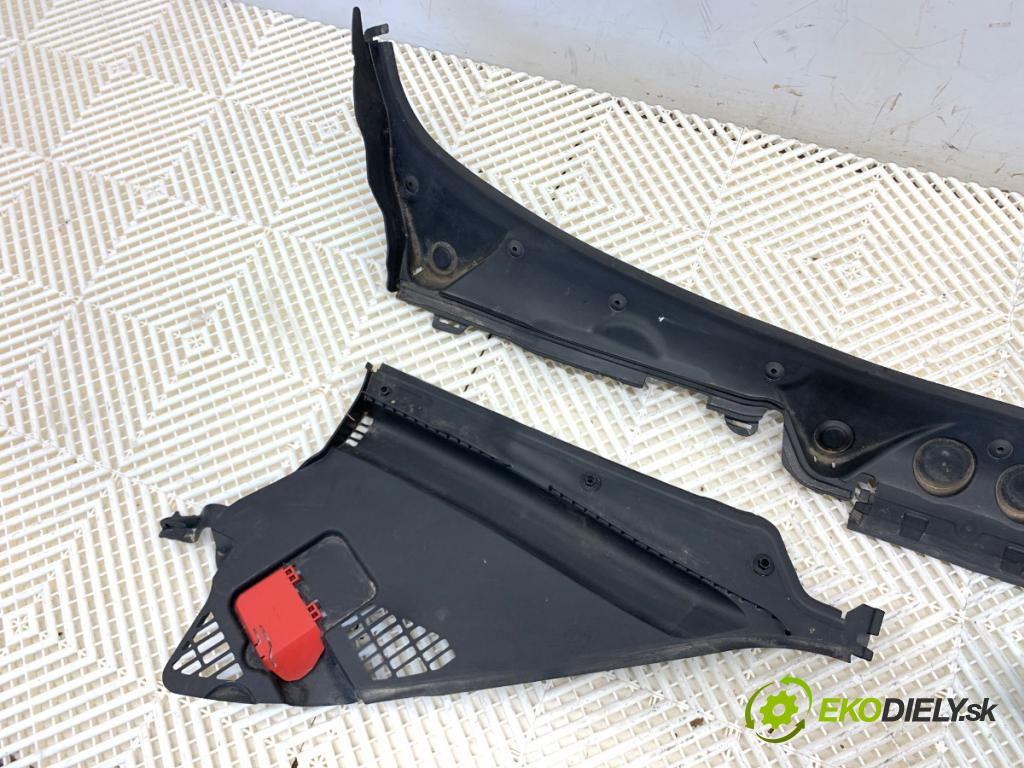 BMW F31 Kombi 2014 135 kW 320 d 1995 Torpédo, plast pod čelné okno 7258177